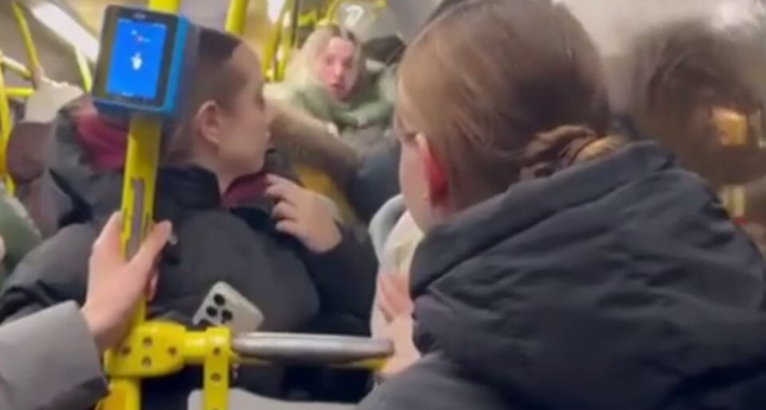 «Куртку рвет!»: беременная женщина устроила драку с пенсионером в омском автобусе