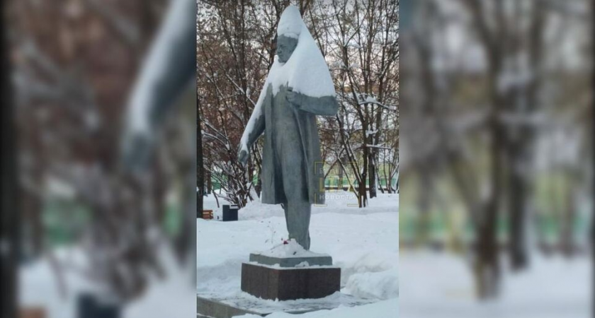 Метель создала модный образ: Ленин в Балашихе обзавелся снежным тюрбаном и шалью, сбивая с толку туристов