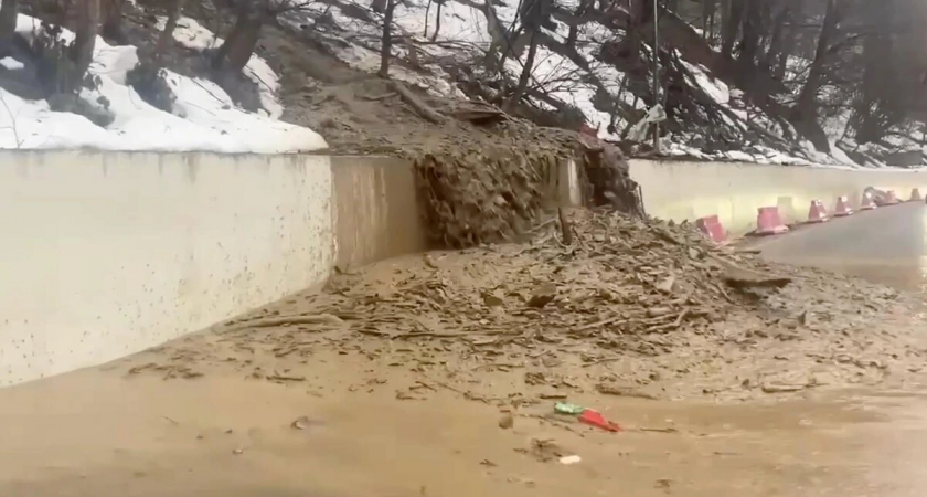Селевой поток на Олимпийской улице: движение к «Альпике-Сервис» восстановлено после 4 часов блокировки