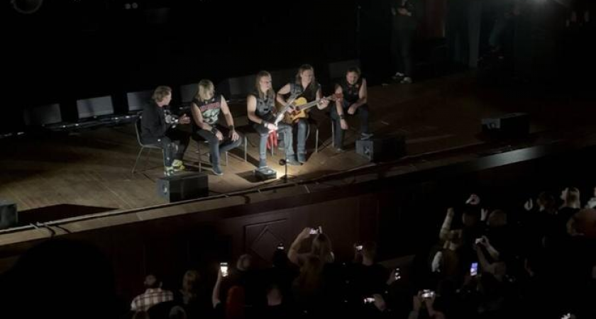 «Рок не остановить»: Кипелов с фанатами пел в полной темноте под звуки взрывов в Белгороде