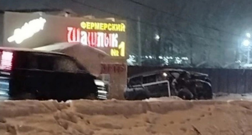 Mitsubishi Pajero лишился капота, снеся ограждение и врезавшись в столб на улице Октябрьской