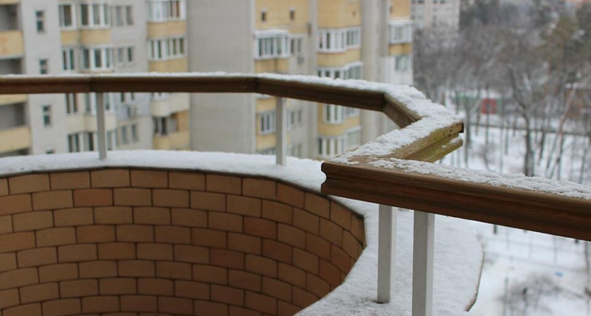 «Мужчина в продуктовой коляске при -22°C»: как фейковое фото на балконе в Реутове всполошило весь город