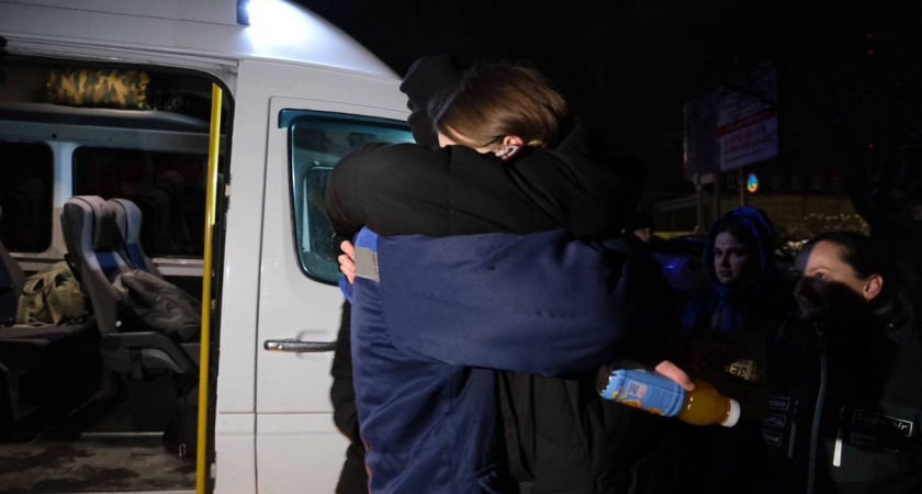 Ночное возвращение: жители Курской области, вывезенные ВСУ при оккупации Суджанского района, доставлены в Курск