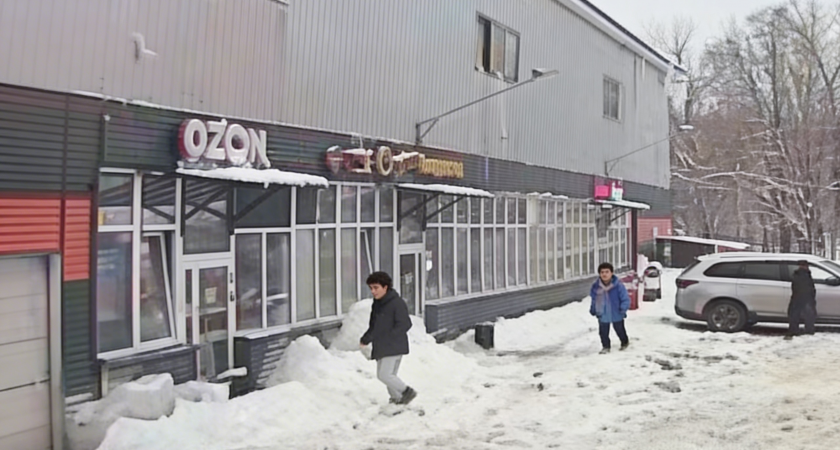 «Как в боулинге»: глыба льда отскочила от окна и сбила девушку в Ивантеевке — видео момента удара