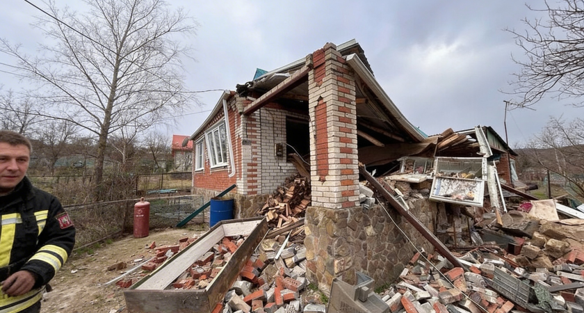 Хлопок газа в Крепостной: спасатели ищут человека под завалами, двое детей чудом спаслись