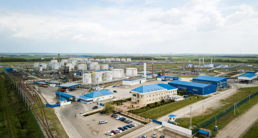 700 «квадратов» огня и атака дронов: на Ильском НПЗ потушили охваченный пламенем резервуар с нефтью