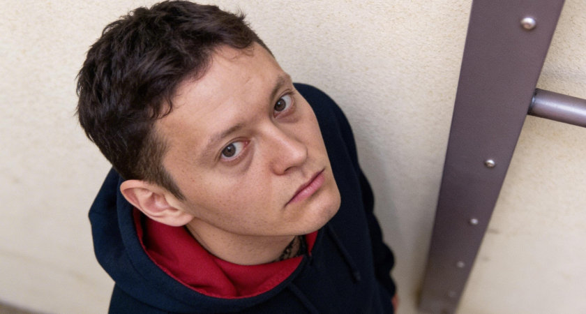 Шоу за колючей проволокой: певец Шарлот собрал группу в самарской ИК-10 и спел для руководства