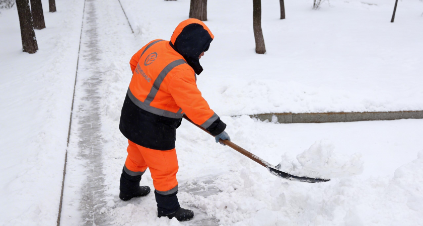 Подвиг на миллион: дворник из Петербурга поймал ребенка с 7 этажа и получил премию Кеосаяна