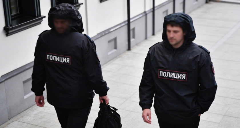 Растерянная женщина с коляской привлекла внимание полиции — внутри был мертвый младенец