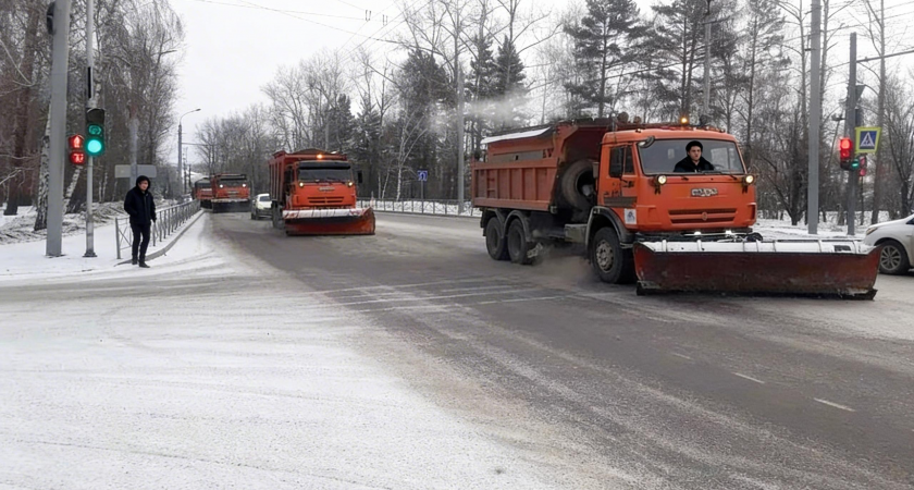 В Иркутске снег убирают круглосуточно: техника работает без остановки