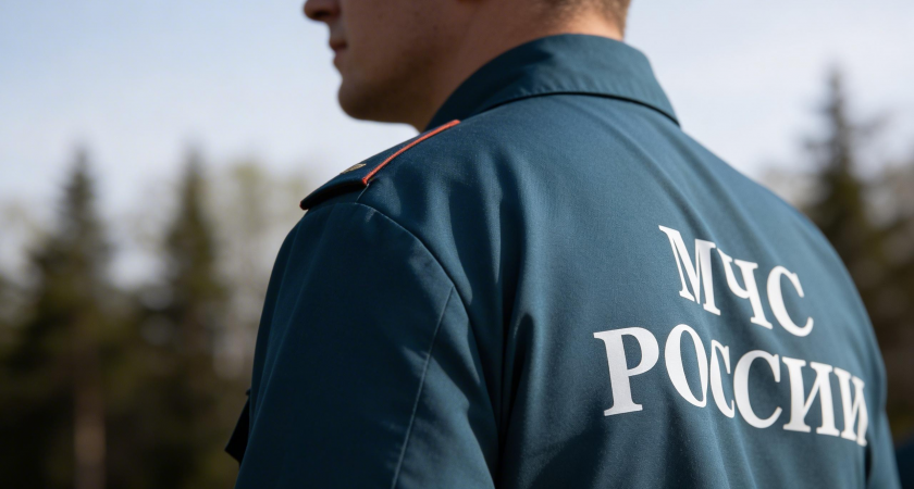 Пламя вырывается из окон: торговый центр в Кизляре охватил огонь