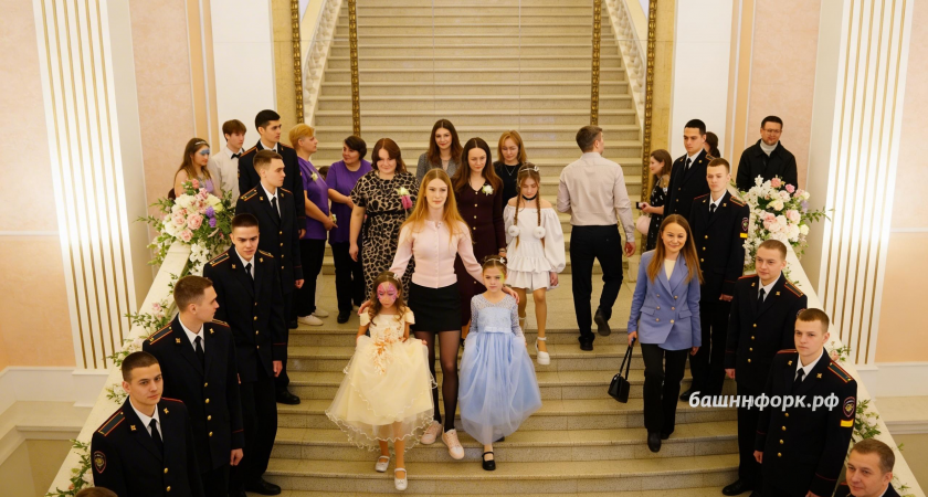 270 особенных девочек стали принцессами на балу в Башкирии