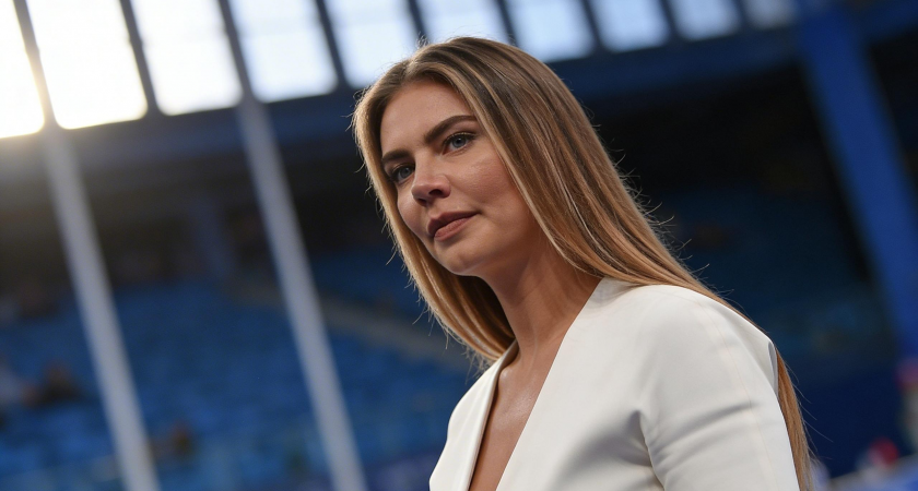 42-летняя Кабаева сменила строгий образ на дерзкий look с «пляжными волнами»