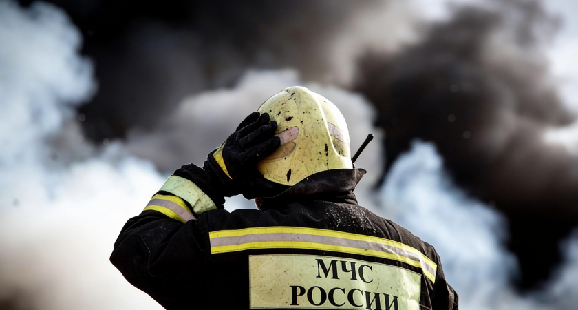 Обломки БПЛА подожгли склад в Краснодаре: 53 спасателя тушат огонь
