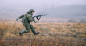"Лучше я один, чем несколько наших": российский боец голыми руками поймал взрывной FPV-дрон и разбил о дерево
