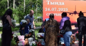 В Тынде люди несут игрушки и свечи в память о 48 погибших в катастрофе Ан-24
