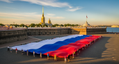 В Петропавловской крепости развернули 50-метровый триколор перед полуденным выстрелом из пушки
