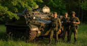 "Скутер" из 70-го полка опроверг фейки о гибели: военкор RT проехался на трофейном М113 с флагами России и США