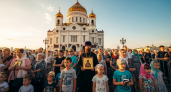 Тысячи верующих заполнили Волхонку в ожидании 6-километрового крестного хода до Новодевичьего монастыря