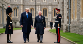 Трамп оставил короля Карла III позади, увлекшись беседой с гвардейцем в Виндзорском замке
