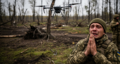 Боец ВСУ сложил руки в молитве перед российским дроном и попросился в плен