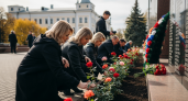 Матери погибших студентов высадили розы у мемориала ДонНАСА в память о сыновьях