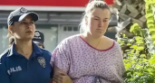 "Перерезала пуповину и переоделась": психолог разоблачила ложь 18-летней россиянки из аэропорта Антальи
