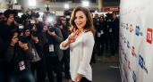 Звезда "Первокурсниц" Анна Уколова перекрестилась от предложения фотографов: редкое появление на светской тусовке