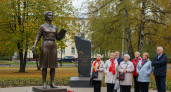 Жители Люберец возмутились "слишком выпуклой грудью" учительницы на новом бронзовом памятнике
