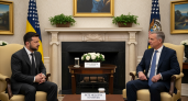 Глава Пентагона пришел на переговоры Трампа с Зеленским в галстуке цветов российского триколора