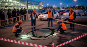Асфальт провалился на парковке Ладожского вокзала: эвакуируют автомобили, вход с Зольной закрыт
