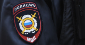 Железнодорожники нашли у дерева обезглавленное тело в зимней одежде со старинной монетой