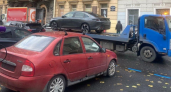 Автомобили со скрученными номерами эвакуировали с Захарьевской — прямо из-под окон МВД и ФСБ