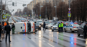 Реанимобиль перевернулся на перекрёстке Ленина — образовалась пробка