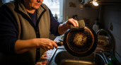 Бабушкины чугунные сковороды пережили поколения: один простой трюк — и столетний нагар исчезает без следа.