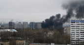 Огромные клубы черного дыма: пожар на стройке в центре Москвы
