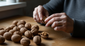 Один трюк с бутылкой спасает грецкие орехи: ядра остаются целыми, без пыли и осколков