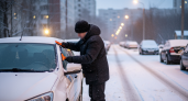 Забыл о скребке: одна хитрость спасает ледяные стекла машины за минуту без усилий