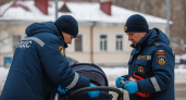 «Реанимация прибыла через 15 минут»: в Самаре наледь с крыши травмировала младенца в коляске