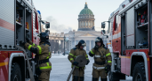 Ночной пожар уничтожил крышу исторического здания на Уральской: 20 пожарных боролись с огнем