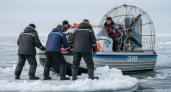 Льдина с 50 рыбаками унесена в море на Сахалине