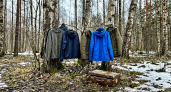 В лесу Балашихи на деревьях развесили куртки, пальто и свитеры