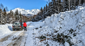 На Камчатке лавина высотой с трёхэтажный дом накрыла дорогу
