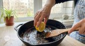 Капаю лимонный сок на сковороду — и многолетний нагар сам сползает хлопьями за считанные минуты