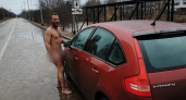 Голый мужчина в грязи крушил машины в посёлке под Солнечногорском