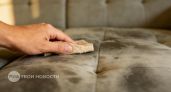 Забыла про дорогой клининг: этот простой раствор из кухни возвращает дивану первозданный вид за пару минут