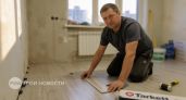 Забудьте про дорогой ламинат: этот практичный материал имитирует дерево и экономит бюджет в два раза