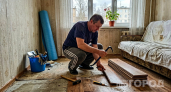 Умные работяги давно не кладут под ламинат ДСП: есть более надежный вариант для ровных полов - не скрипнут даже под слонами