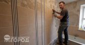 Забудьте о плитке в ванной: я нашел материал втрое дешевле, который клеится за день и не боится воды