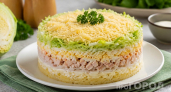 Делаю слоёный салат с молодой капустой: вкусная «Пиканта» — одновременно хрусткая, ароматная и с ноткой копчёностей